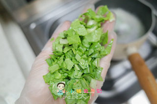 12个月以上鳕鱼肠香菇粒粒面的做法步骤:6