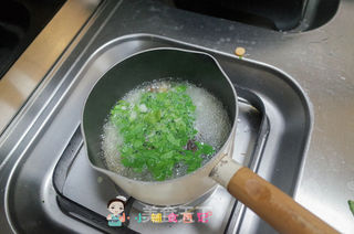 12个月以上鳕鱼肠香菇粒粒面的做法步骤:7