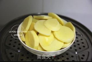 炸小土豆们的做法步骤:2