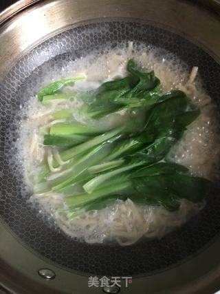 青菜煎蛋热汤面的做法步骤：3