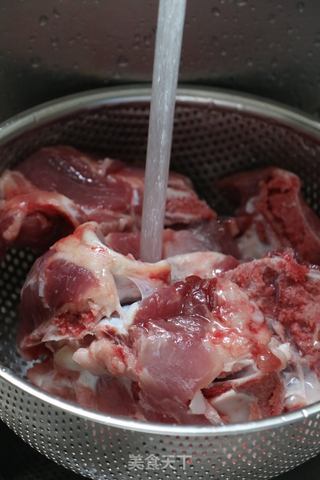 白萝卜骨头汤的做法步骤：2