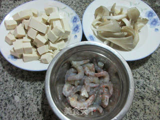 平菇虾仁豆腐羹的做法步骤：1