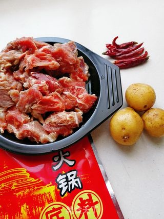 土豆烧牛腩的做法步骤：1