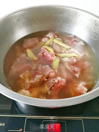土豆烧牛腩的做法步骤:3