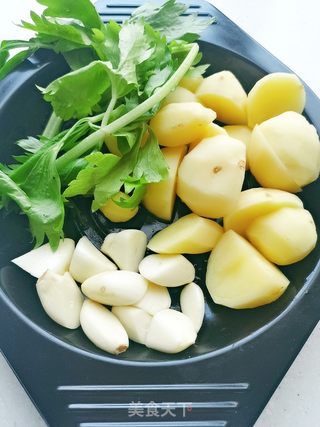 土豆烧牛腩的做法步骤：2