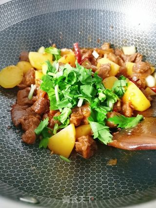 土豆烧牛腩的做法步骤:12