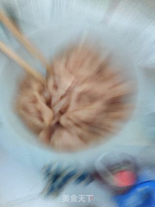 芫爆鸡丝的做法步骤：1