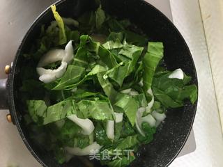 青菜鱼圆煮面的做法步骤：3