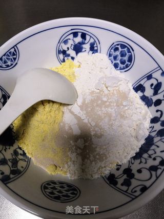 烙玉米面饼子的做法步骤：1