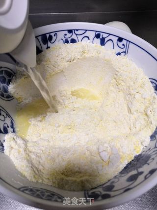 烙玉米面饼子的做法步骤：2