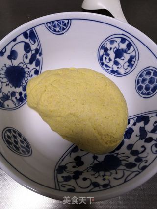 烙玉米面饼子的做法步骤：3