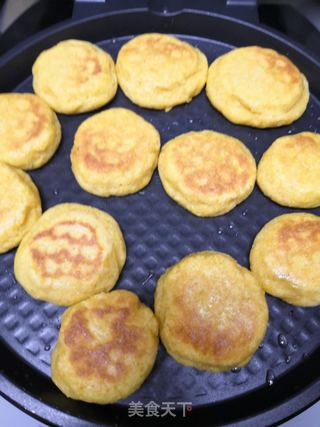 烙玉米面饼子的做法步骤：10