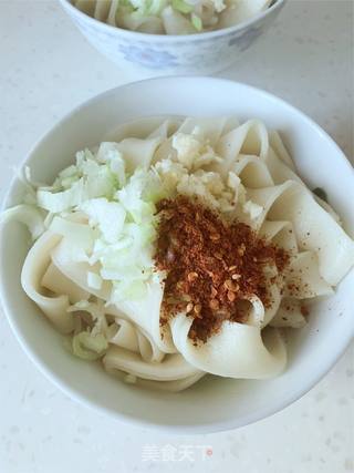 姥姥的家常油泼面的做法步骤:5