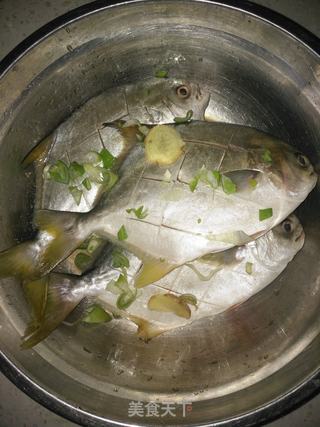 电饼铛烤鲳鱼的做法步骤：2