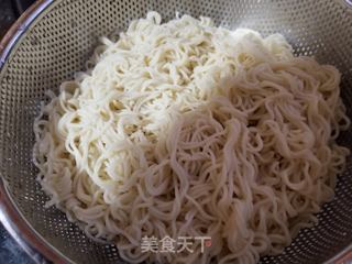 大白菜香肠炒面的做法步骤:2