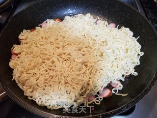 大白菜香肠炒面的做法步骤:7