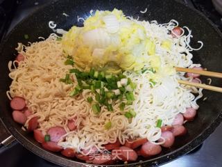 大白菜香肠炒面的做法步骤:8