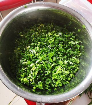 韭菜鸡蛋馅饼的做法步骤:2
