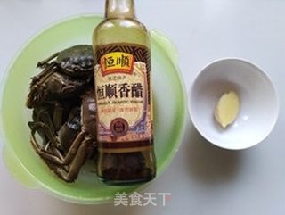 清蒸大闸蟹的做法步骤：1