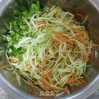 鸡蛋角瓜素蒸饺的做法步骤:2