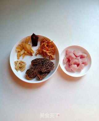 羊肚菌虫草花瘦肉汤的做法步骤：1