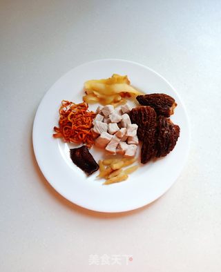 羊肚菌虫草花瘦肉汤的做法步骤：2