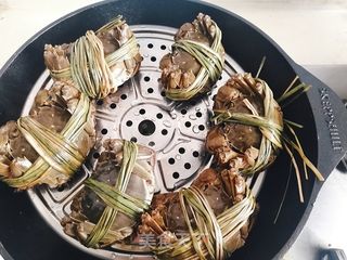 又到菊黄蟹肥秋正浓,教大家做清蒸螃蟹的做法步骤:5