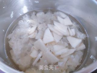 枇杷雪梨百合银耳汤的做法步骤:4