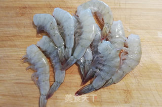 蒜蓉粉丝蒸虾——过年必备口感鲜嫩,好吃入味,上桌赞不绝口的做法步骤:2