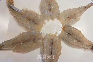 蒜蓉粉丝蒸虾——过年必备口感鲜嫩,好吃入味,上桌赞不绝口的做法步骤:3