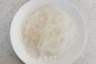 蒜蓉粉丝蒸虾——过年必备口感鲜嫩,好吃入味,上桌赞不绝口的做法步骤:4