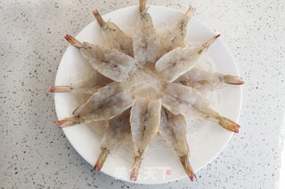 蒜蓉粉丝蒸虾——过年必备口感鲜嫩,好吃入味,上桌赞不绝口的做法步骤:5