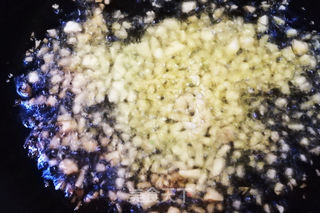 蒜蓉粉丝蒸虾——过年必备口感鲜嫩,好吃入味,上桌赞不绝口的做法步骤:7