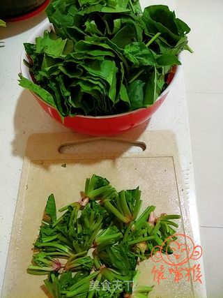 菠菜拌千张的做法步骤：1