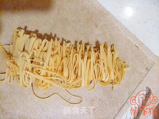 菠菜拌千张的做法步骤:3