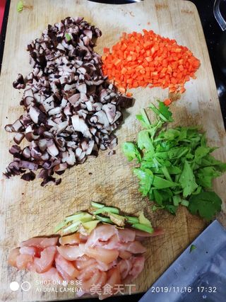 香菇鸡肉丸二米粥的做法步骤:2
