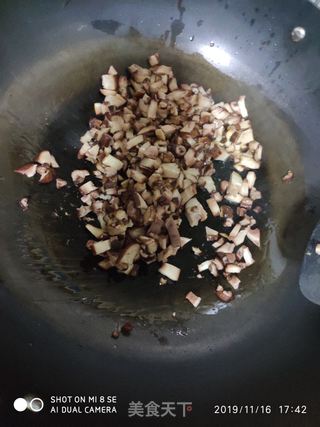 香菇鸡肉丸二米粥的做法步骤:7