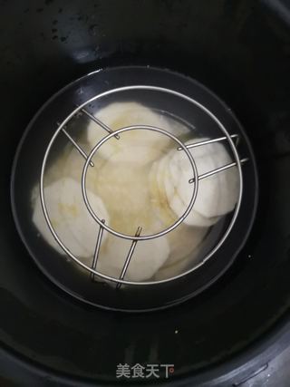 花式精致简餐:板栗鸡蛋饼+小米山药粥的做法步骤:2