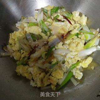 鸡蛋炒大葱的做法步骤：7