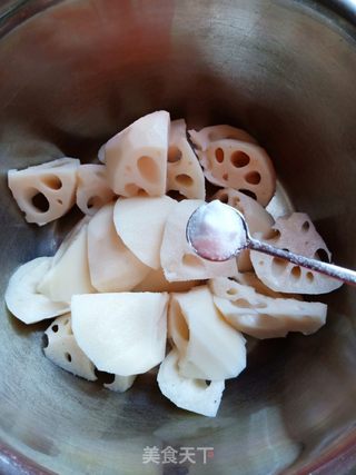 莲藕龙骨汤的做法步骤:3