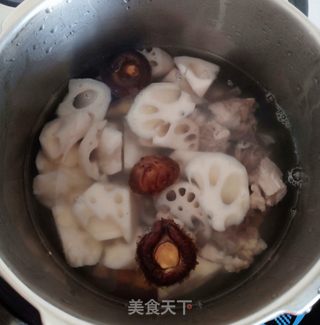 莲藕龙骨汤的做法步骤:5