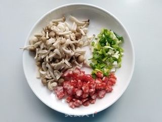 菌菇腊肠炒饭的做法步骤:2