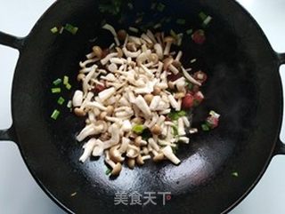 菌菇腊肠炒饭的做法步骤:5