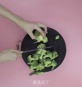 减肥餐 | 西蓝花豆腐蛋羹的做法步骤:2