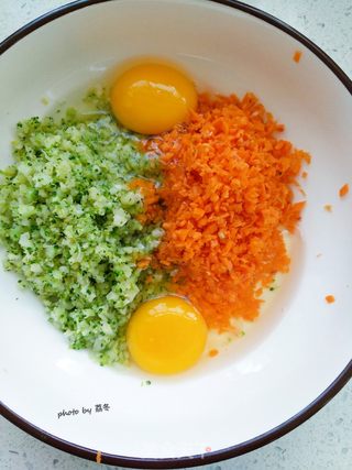 西兰花胡萝卜鸡蛋早餐饼的做法步骤:4