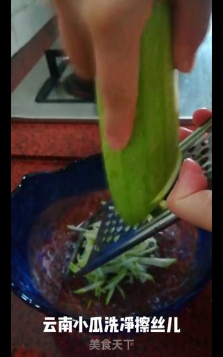 云南小瓜煎饼的做法步骤：1