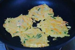 土豆丝鸡蛋饼的做法步骤:7