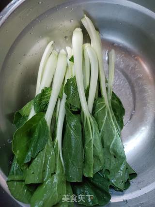 小白菜炒贝壳面的做法步骤:2