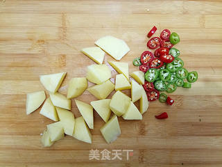 土豆鸡块焖面的做法步骤:2