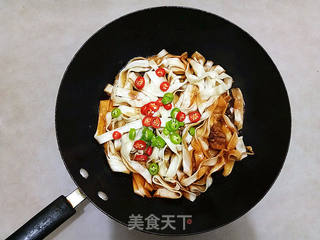 土豆鸡块焖面的做法步骤:10
